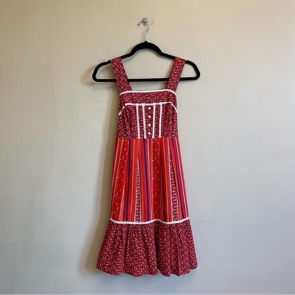 Vintage S floral fit & flare dress red white and blue ruffle button 1980